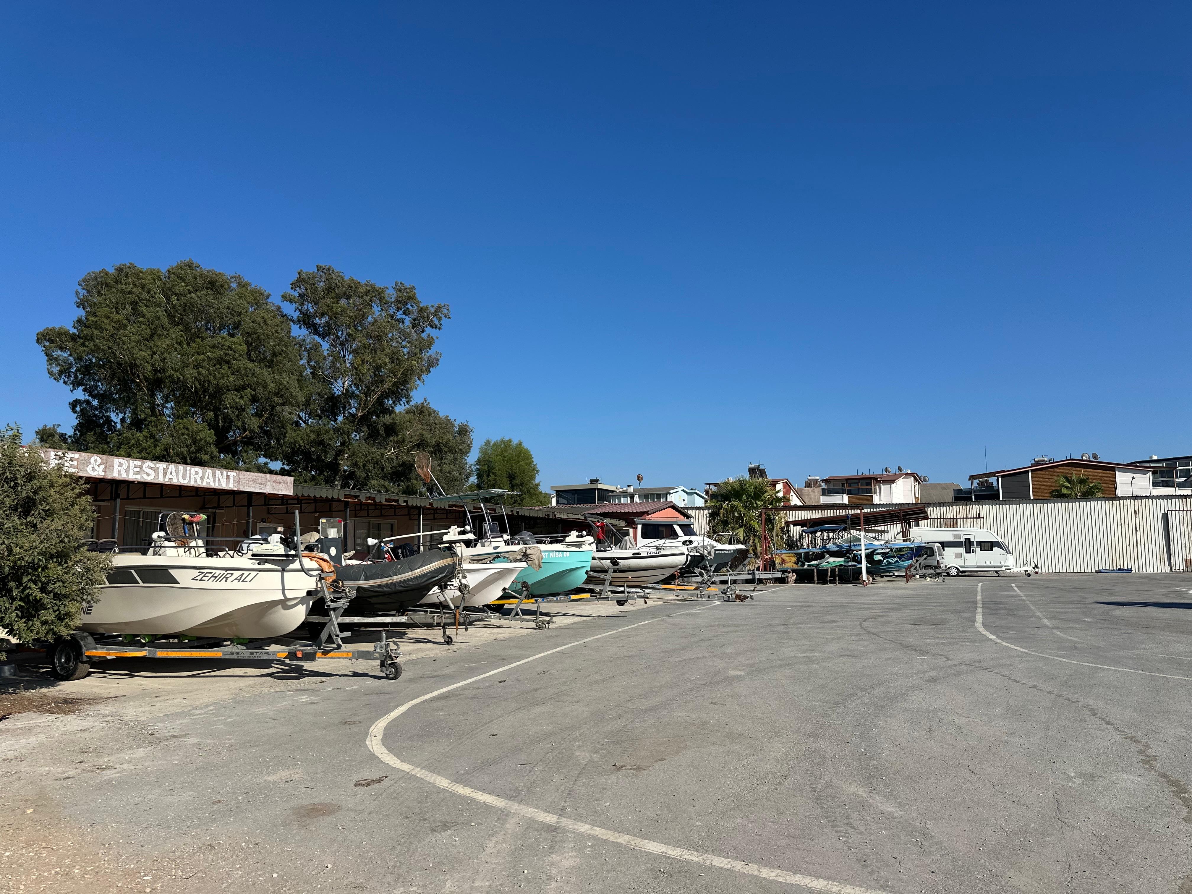 Didim’de Karaca Marine açık kara park alanı — 10.000 metrekare güvenli tekne depolama ve servis zemini