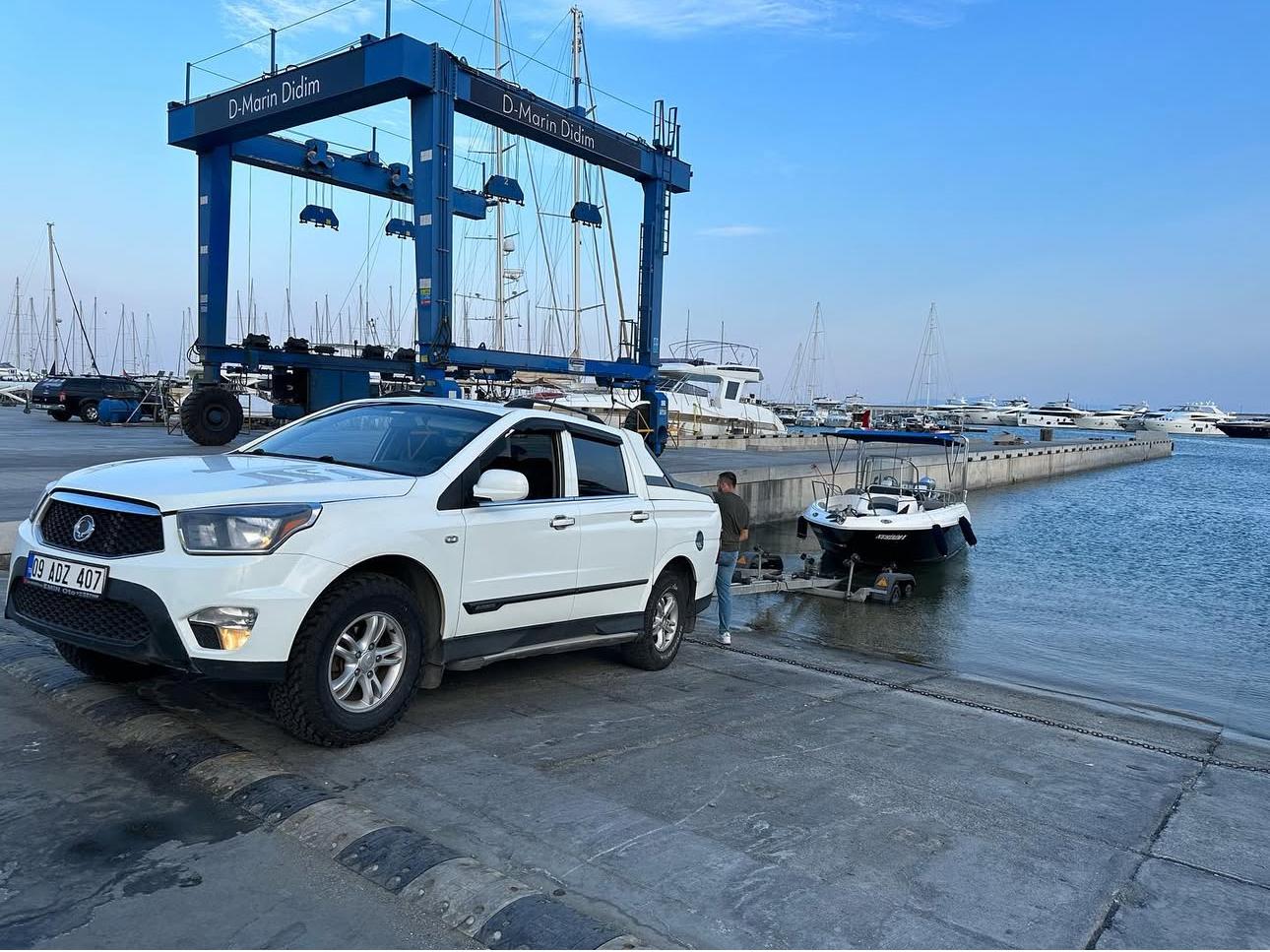 Didim marina ve rampa yakını — denize ve at çek rampasına kısa mesafede Karaca Marine tekne hizmeti